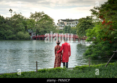 Un des couples en costume traditionnel ao dai sont à proximité de l'ancien pont Huc Banque D'Images