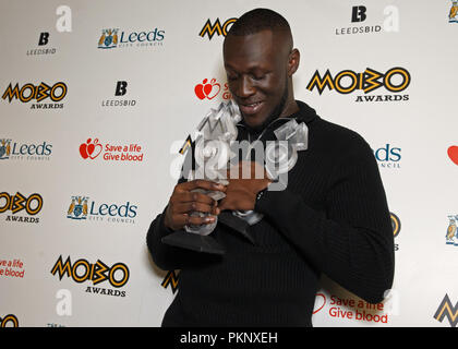 Stormzy au MOBO Awards 2017 le 29 novembre 2017. Stormzy organise ses trois MOBO Awards, trophées du meilleur album (Piste Signes & la prière), meilleur mâle et meilleur de la Loi sur Loi sur les salissures. Banque D'Images