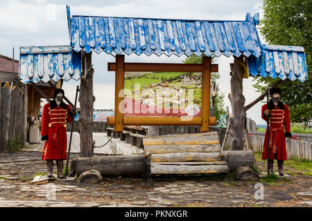 Les mannequins d'archers en rouge avec des haches dans les mains caftans Banque D'Images