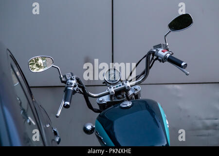 Moscou, Russie - le 17 août 2018 moto : Honda Shadow American Classic Edition garée à côté de la voiture. Vue de la planche de bord et le volant whee Banque D'Images