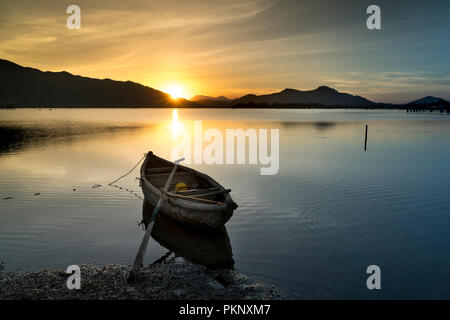 Magnifique coucher de soleil dans une tour Lagoon, Hue, Vietnam Banque D'Images