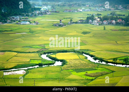 Vue panoramique sur la vallée de fils Bac du haut du mont Na réside dans son bac, district de la province de Lang Son, Vietnam Banque D'Images