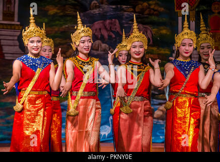 Des danseurs de Laotien se produisent au Royal Ballet Theatre de Luang Prabang Laos Banque D'Images