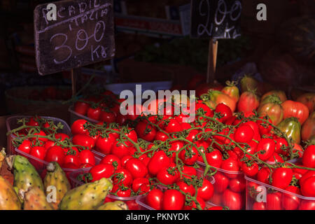 Des tas de tomates fraîches à un marché de producteurs à Vintimille Italie Banque D'Images