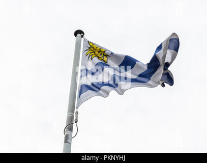 L'Uruguay drapeau sur un poteau en agitant sur fond de ciel nuageux Banque D'Images