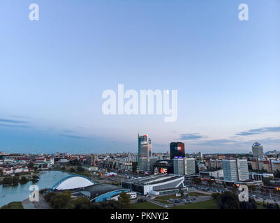 Minsk, Belarus - 19 août 2018 : Vue aérienne de la ville moderne de centre-ville au coucher du soleil Banque D'Images