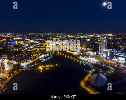 Minsk, Belarus - 19 août 2018 : Belle cityscape at night. L'éclairage des édifices de la ville moderne, vue de dessus de l'antenne Banque D'Images