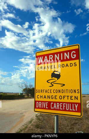 Avertissement : gravel road sign, outback Australie Banque D'Images