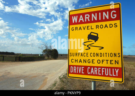 Avertissement : gravel road sign, outback Australie Banque D'Images