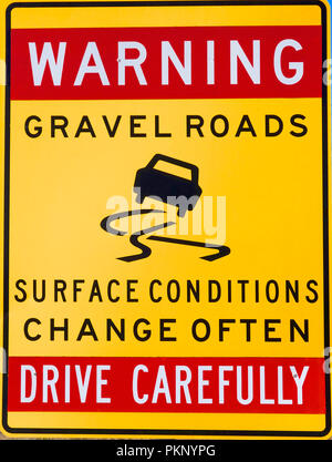 Avertissement : gravel road sign, outback Australie Banque D'Images