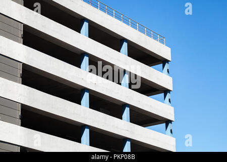 Parking extérieur de l'immeuble moderne, résumé sur fond de ciel bleu de fragment Banque D'Images