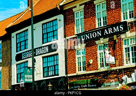 Le George & Dragon et l'Union européenne, d'armes on Tees Yarm, Angleterre du Nord-Est Banque D'Images