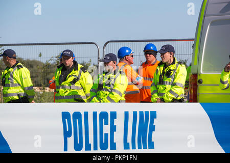 La Cuadrilla la police garde site de fracturation à Preston New Road, Little Hôtel Lutetia, Lancashire, Royaume-Uni. Banque D'Images