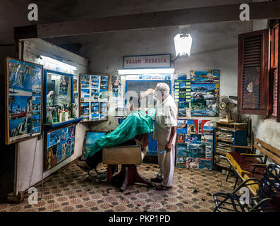 Regalia, La Havane, Cuba. 22 janvier 2013. Un coiffeur coupe les cheveux de ses clients dans son magasin à Regalia, Cuba. Banque D'Images