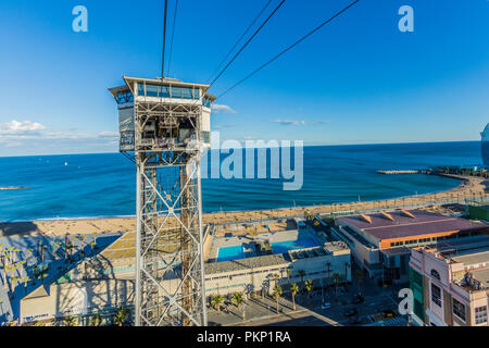 Vue imprenable sur la plage de Barceloneta avec la tour de son téléphérique et des hôtels avec un beau ciel bleu à Barcelone Espagne Banque D'Images