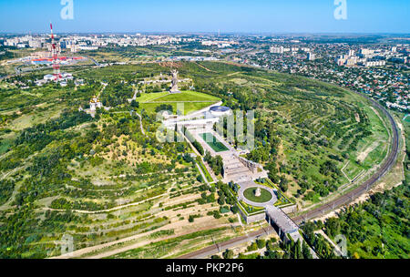 Vue sur une colline Mamaïev Kourgan, avec un mémorial commémorant la bataille de Stalingrad durant la Seconde Guerre mondiale. Volgograd, Russie Banque D'Images