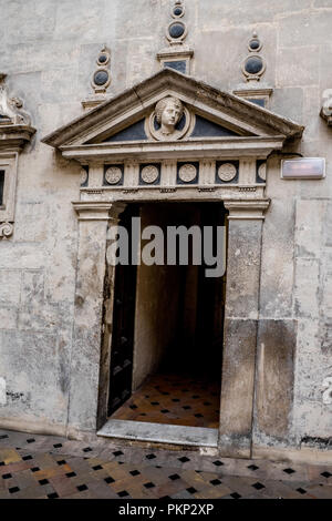 Séville, Espagne- 18 juin 2017 : une façade d'entrée à l'intérieur de la cathédrale gothique à Séville, Espagne Juin 2017, Europe Banque D'Images