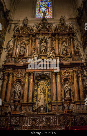Séville, Espagne- 18 juin 2017 : une prière à l'intérieur de la cathédrale gothique à Séville, Espagne Juin 2017, Europe Banque D'Images