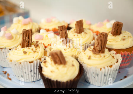 Gros plan d'une collection de cupcakes avec copeaux de chocolat. Banque D'Images
