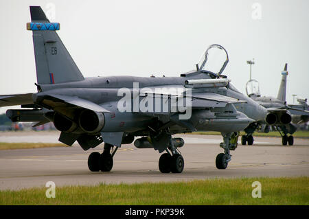 RAF Sepecat Jaguar jet avion de chasse. Royal Air Force BAC Jaguar GR3 attaque grève pour les bombardiers en roulage à RAF Waddington Banque D'Images