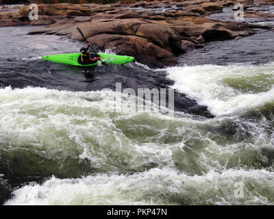Un homme sa pagaie kayak dans les rapides de la rivière Banque D'Images