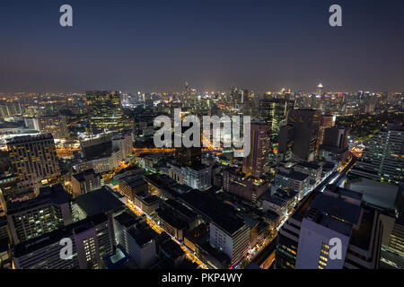 Vue panoramique d'un grand nombre de gratte-ciel éclairés et d'autres bâtiments dans le centre-ville de Bangkok, Thaïlande, du au-dessus de nuit. Banque D'Images