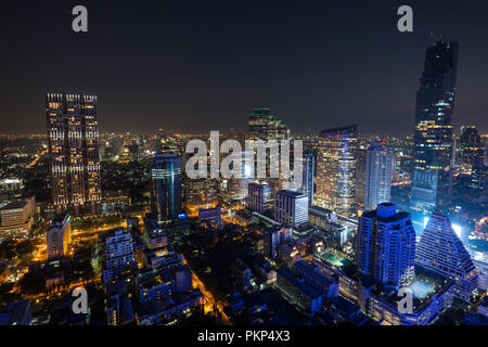 Vue panoramique de Saint James et bien d'autres gratte-ciel éclairé au centre-ville de Bangkok, Thaïlande, du au-dessus de nuit. Banque D'Images