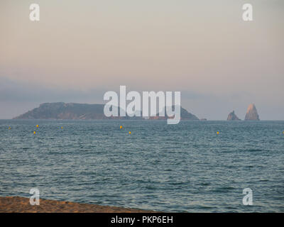 Une vue sur les îles Medes, dans la mer Méditerranée, du point de vue de l'Estartit, Costa Brava, Espagne Banque D'Images