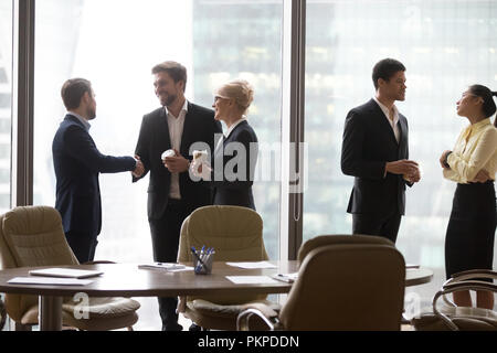 Société multiraciale, business people talking en pause, boire un café Banque D'Images
