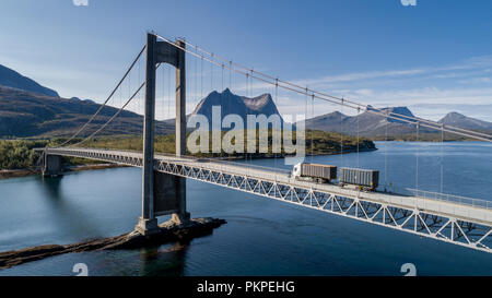 Vue aérienne du pont de l'Efjord avec un camion et Stortinden la montagne en arrière-plan, Ballangen, Norvège Banque D'Images