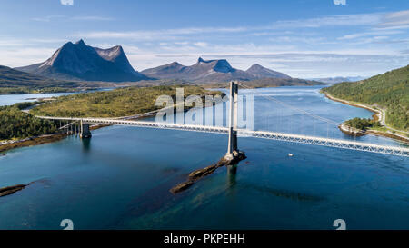 Vue aérienne d'un pont suspendu au-dessus de la montagne Efjord avec Stortinden dans l'arrière-plan, Ballangen, Norvège Banque D'Images