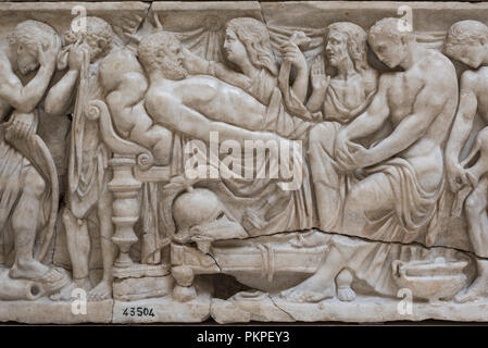 Rome. L'Italie. Le sarcophage (Pianabella 160 A.D), avec une représentation de scènes de l'Iliade, Achille détail montrant pleurant les morts, Patrocle. Banque D'Images