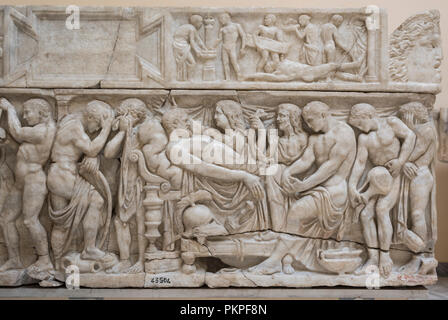 Rome. L'Italie. Le sarcophage (Pianabella 160 A.D), avec une représentation de scènes de l'Iliade, Achille détail montrant pleurant les morts, Patrocle. Banque D'Images