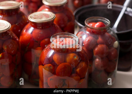 Tomates préparées pour la mise en conserve dans des bocaux en verre maisons Banque D'Images