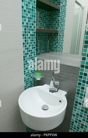 Lavabo en céramique dans la salle de bains Banque D'Images