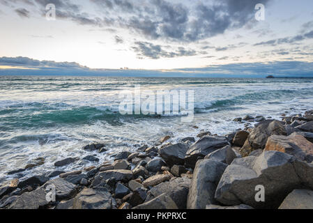 Les vagues de l'océan s'écraser le long des rochers sur une plage en Californie Banque D'Images