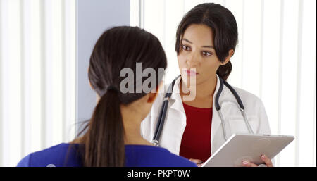 African American doctor talking to patient using tablet pc Banque D'Images