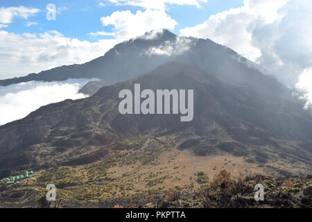 Le Mont Meru vu de peu de Meru, Parc National d'Arusha, Tanzanie Banque D'Images