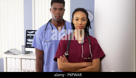 Portrait de deux médecins spécialistes américains africains standing in hospital Banque D'Images