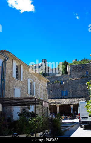 Le village d'Oppède, avec les ruines d'Oppède-le-Vieux donnant sur elle, dans le Luberon Provence, France Banque D'Images