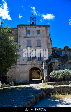 Le village d'Oppède, avec les ruines d'Oppède-le-Vieux donnant sur elle, dans le Luberon Provence, France Banque D'Images