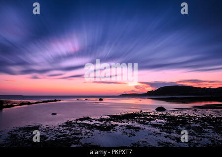 Coucher du soleil et le crépuscule à Rocky Harbour avec le phare de Lobster Cove Head dans la distance à Rocky Harbour, Terre-Neuve Banque D'Images