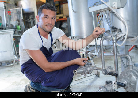 Fabricant de bière d'hommes de brewery Banque D'Images