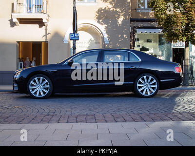 VILNIUS, LITUANIE-Septembre 14, 2018 : Bentley Flying Spur W12 sur les rues de la ville. Banque D'Images