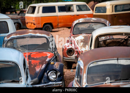 La rouille vieux Volkswagen Beetles dans un parc à ferrailles dans Moab, Utah, USA Banque D'Images