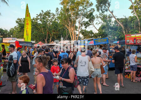 Foule de gens profitant de la Mindil Beach Sunset Market à Darwin, Territoire du Nord, Australie. Banque D'Images