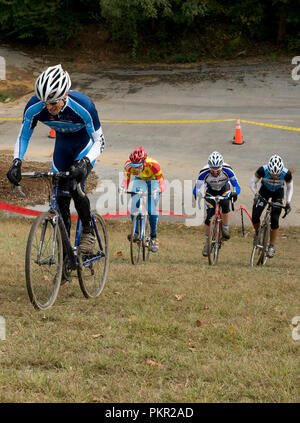 Apple Harvest Winchester cyclo-cross Cross à Jim Barnett Park à Winchester, en Virginie le 18 octobre 2009. C'est le no de cat. 1, 2, 3 course pour hommes. Banque D'Images