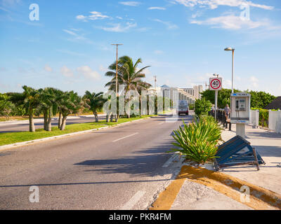 Boulevard Kukulcan dans frot la Playa Delfines, Candun, au Mexique, en septembre 7, 2018 Banque D'Images