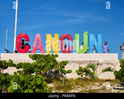 Les touristes en face de l'enseigne de Cancun, Playa Delfines, au Mexique, en septembre 7, 2018 Banque D'Images