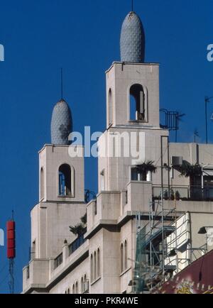 REMATE ARQUITECTONICO DEL EDIFICIO DEL CINE RIALTO FUE REALIZADO EN 1930 SITUADO Y GRAN VIA 54 SE CONVIRTIO EN EL TEATRO RIALTO MOVISTAR EN EL 2005. Auteur : Aragon Jose. Lieu : Théâtre RIALTO MOVISTAR. L'ESPAGNE. Banque D'Images